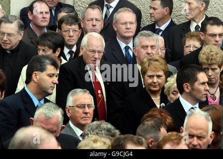 Les députés Sinn Fein Pat Doherty (3e à partir de la gauche, rangée supérieure, lunettes et cravate noire) et Martin McGuinness (5e à gauche, rangée supérieure, lunettes et cravate bleue) assistent aux funérailles de Monseigneur Denis Faul à l'église de St Columcille à Carrickmore, Co Tyrone. Banque D'Images