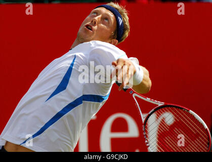 Jonas Bjorkman, en Suède, en action contre Andreas Seppi, en Italie, lors de la demi-finale des Red Letter Days Open au centre de tennis de la ville de Nottingham, à Nottingham. Banque D'Images