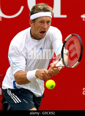 Jonas Bjorkman en Suède en action contre Richard Gasquet en France lors de la finale des Red Letter Days Open au centre de tennis de la ville de Nottingham, à Nottingham. Banque D'Images