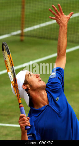 Richard Gasquet en action contre Jonas Bjorkman en Suède lors de la finale des Red Letter Days Open au centre de tennis de la ville de Nottingham, à Nottingham. Banque D'Images