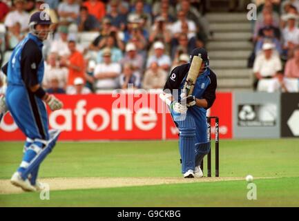 Cricket - Tournoi triangulaire série NatWest - Angleterre et Antilles. Le Marcus Trescothick d'Angleterre frappe quatre Banque D'Images