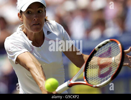 Justine Henin-Hardenne, en Belgique, remet le ballon à Anastasia Myskina, en Russie, lors de la finale des singles de l'internationale directe de la dégustation au parc Devonshire, à Eastbourne. Banque D'Images