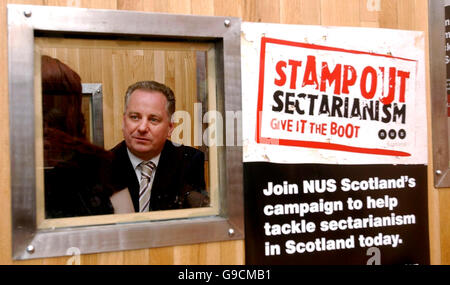 Premier ministre Jack McConnell est converser à un étudiant à l'Université de Strathclyde à Glasgow, où il a contribué au lancement de l'Union Nationale des Étudiants (NUS) Ecosse campagne pour lutter contre le sectarisme. Banque D'Images