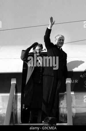 Les derniers vagues vers les adeptes de l'aéroport de Londres du premier ministre, M. Harold MacMillan, et de sa femme, Lady Dorothy MacMillan, avant que la porte de la BOAC Britannia soit fermée pour le début de leur voyage dans le Commonwealth. Banque D'Images