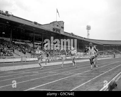 Athlétisme - Championnat AAA - White City.Enrique Figuerola (r) remporte les 100 ans hommes de Barrie Kelly (l) et Menzies Campbell (troisième l) Banque D'Images