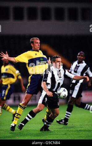 Football - amical - Notts County / West Bromwich Albion.Mark Stalard (r) du comté de Notts (r) protège la balle de Tony Butler (l) de West Bromwich Albion Banque D'Images