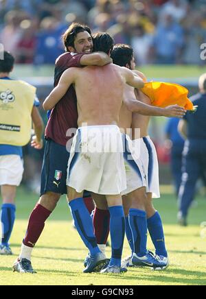 Football - coupe du monde de la FIFA 2006 Allemagne - deuxième tour - Italie / Australie - Fritz-Walter-Stadion.Gianluigi Buffon, gardien de but italien, célèbre à la fin du match Banque D'Images