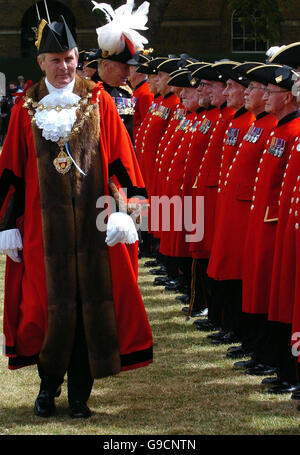 Le maire du Royal Borough of Kensington et de Chelsea, Tim Ahern, inspecte une ligne de pensionnés de Chelsea après leur marche le long de King's Road à Chelsea, dans l'ouest de Londres. Banque D'Images