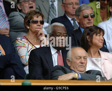 Sir Trevor McDonald regarde sur le court central aux championnats d'Angleterre de tennis sur gazon à Wimbledon. Banque D'Images