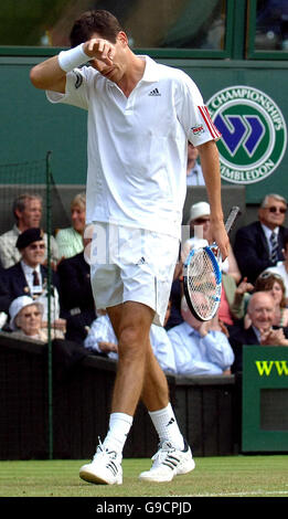 Tim Henman, en Grande-Bretagne, montre sa déjection contre Roger Federer, en Suisse, lors de la deuxième manche des championnats de tennis de pelouse de toute l'Angleterre à Wimbledon. Banque D'Images