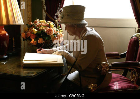 La Grande-Bretagne La reine Elizabeth II signe le livre des visiteurs à Mansion House dans le centre de Londres avant un déjeuner en son honneur. Banque D'Images