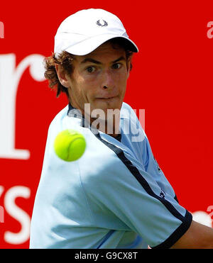 Andy Murray, de la Grande-Bretagne, en action contre Dmitry Tursunov, de la Russie, lors des Red Letter Days Open au centre de tennis de la ville de Nottingham, à Nottingham. Banque D'Images