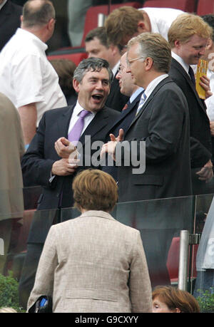 Le chancelier de l'Échiquier Gordon Brown (à gauche) dans les stands avant l'Angleterre de jouer la Suède dans le match de la coupe du monde de la FIFA Groub B au stade de la coupe du monde de la FIFA Cologne, Allemagne. Banque D'Images