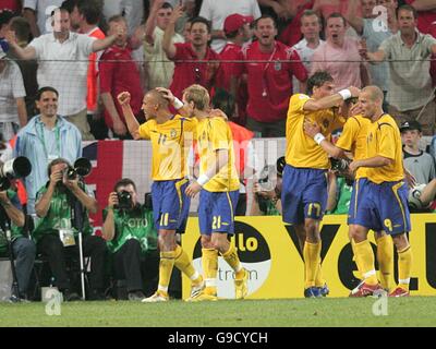 Football - coupe du monde de la FIFA 2006 Allemagne - Groupe B - Suède / Angleterre - RheinEnergieStadion. Henrik Larsson (L) célèbre son but pour la Suède Banque D'Images