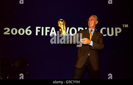 Football - coupe du monde FIFA 2006 - appel d'offres pour accueillir un tournoi.Franz Beckenbauer, responsable de la candidature à la coupe du monde de la FIFA en Allemagne 2006, avec le trophée de la coupe du monde de la FIFA Banque D'Images