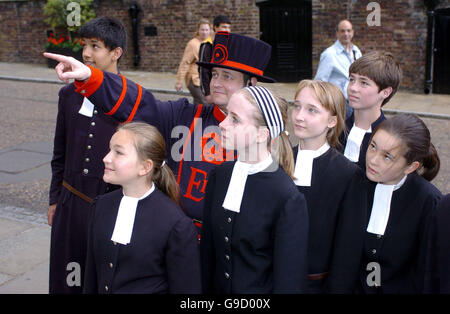 Demande DE BRIGHTON ARGUS. Yeoman Warder Chris Skaife élèves guides de Christ's Hospital School, Brighton, au cours d'une visite à la Tour de Londres. Banque D'Images