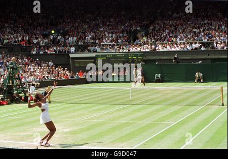 Tennis - Championnat de Wimbledon - demi-finales.Venus Williams sert sur son chemin à battre la sœur Serena dans la première demi-finale féminine de singles Banque D'Images