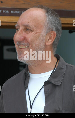 Pete Townshend dévoile une plaque bleue Civic Trust à l'université de Leeds en l'honneur de la légendaire salle de concert et pour commémorer la performance de l'OMS à l'occasion de la Saint-Valentin 1970, lorsqu'ils ont enregistré Live à Leeds. Banque D'Images