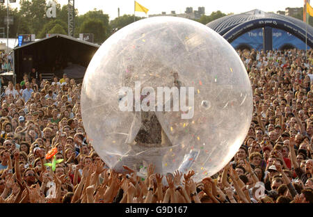 Chanteur Flaming Lips Wayne Coyne foule dans une sphère géante surfe comme le groupe à l'O2 Wireless Festival, à Hyde Park, au centre de Londres. Banque D'Images