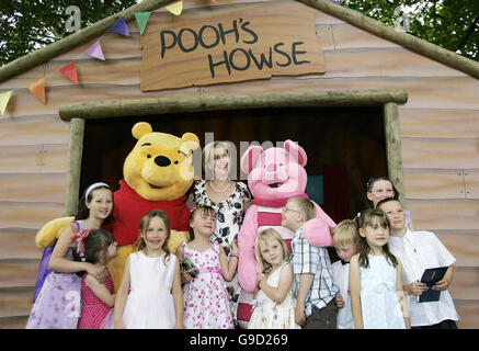 Sophie, comtesse de Wessex (centre), en compagnie de personnages de contes pour enfants et Winnie l'Ourson et Porcinet pendant une fête pour les enfants à Londres, le palais de Buckingham pour marquer le 80e anniversaire de la Reine cette année. Banque D'Images