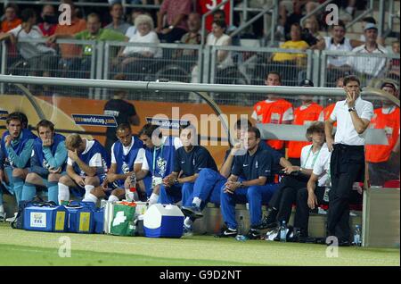 Football - coupe du monde de la FIFA 2006 Allemagne - deuxième tour - Portugal / Hollande - Franken-Stadion. Marco Van Basten, entraîneur de Hollande (r) Banque D'Images