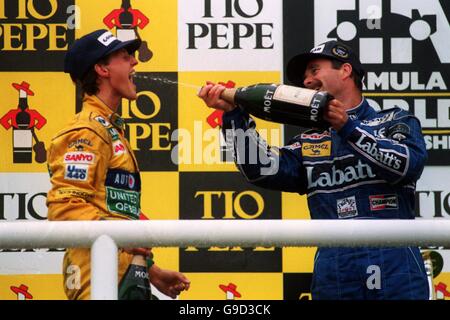 Nigel Mansell (à droite), en Grande-Bretagne, célèbre en donnant à Michael Schumacher, en Allemagne une boisson de champagne Banque D'Images