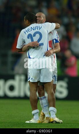 Football - coupe du monde de la FIFA 2006 Allemagne - deuxième tour - Espagne / France - AWD Arena.Les Français Thierry Henry et Zinedine Zidane célèbrent la victoire contre l'Espagne Banque D'Images