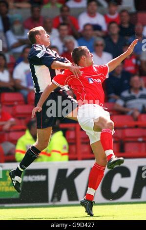 Football - Nationwide League Division One - Nottingham Forest / West Bromwich Albion.Gary Jones (r) de Nottingham Forest remet en question Tony Butler (l) de West Bromwich Albion Banque D'Images