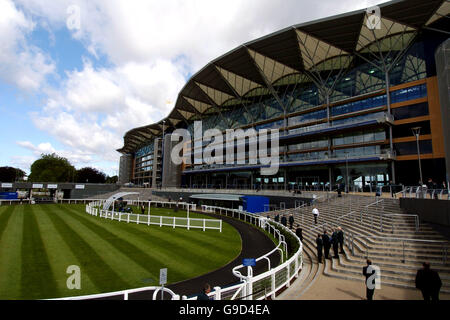 Courses hippiques - The Royal Ascot Meeting 2006 - Hippodrome d'Ascot. Vue générale de la tribune d'Ascot Banque D'Images