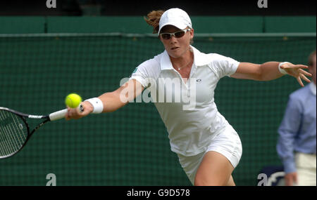 Samantha Stosur en Australie, en action contre l'Amélie Mauresmo en France lors de la deuxième manche des championnats de tennis sur gazon de toute l'Angleterre à Wimbledon. Banque D'Images