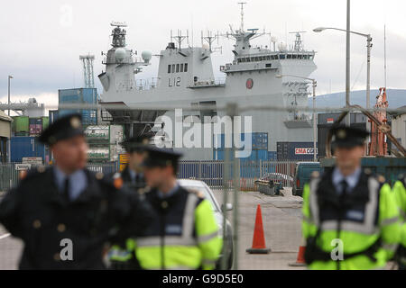 HMS Ocean sous une lourde protection de Garda, des militants anti-guerre ont fait des marhprovinces contre la visite d'un navire de guerre britannique au port de Dublin. Banque D'Images