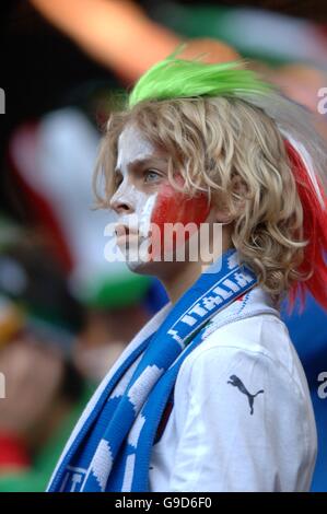 Football - coupe du monde de la FIFA 2006 Allemagne - quart de finale - Italie / Ukraine - AOL Arena.Les fans italiens soutiennent leur camp Banque D'Images