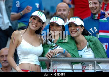 Football - coupe du monde de la FIFA 2006 Allemagne - quart de finale - Italie / Ukraine - AOL Arena.Les fans italiens soutiennent leur camp Banque D'Images