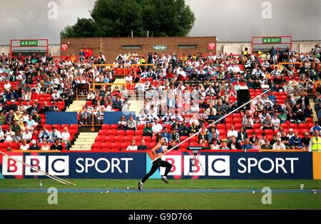 Athlétisme - Norwich Union Classic Grand Prix II - Gateshead. La foule regarde la compétition de la voûte polaire pour femmes Banque D'Images