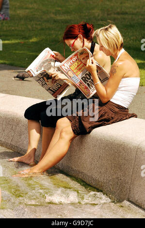 Les visiteurs se rafraîchissez dans la fontaine commémorative de la princesse Diana, à Hyde Park, dans le centre de Londres. Banque D'Images