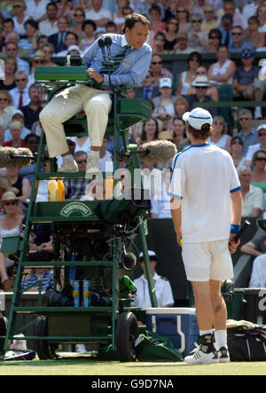 Andy Murray, en Écosse, conteste la décision du juge-arbitre lors de la quatrième manche des championnats d'Angleterre de tennis sur gazon à Wimbledon. Banque D'Images