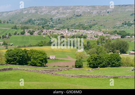 Ville de marché de Reeth au début de l'été, à la recherche d'Harkerside Swaledale, dans le Parc National des Yorkshire Dales. Banque D'Images