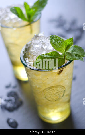 Des mojito cocktail dans un verre Banque D'Images