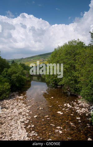 À la rivière Swale Gunnerside dans le Yorkshire Dales National Park, Royaume-Uni. Banque D'Images