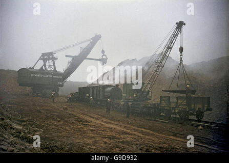 L'ironstone de chargement et le pivotement de la voie sur la Division des minéraux Corby network en 1968. Banque D'Images