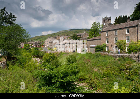 Village de Muker dans Swaledale, Yorkshire du Nord, au début de l'été. Banque D'Images