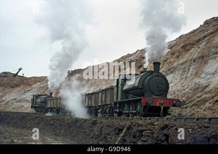 L'Ironstone Nassington deux Mine Hunslet 16en 0-6-0M et l'Anneau vert Jacks Haw thread un train chargé par l'Œsophage en 1970. Banque D'Images