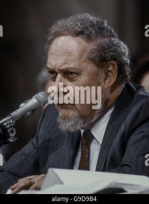 Washington, DC, USA, 16 Septembre, 1987 Le juge Robert Bork candidat témoigne d'une deuxième journée au cours des audiences du Comité judiciaire du Sénat pour la confirmation de sa nomination comme juge de la Cour suprême des États-Unis Crédit : Mark Reinsteiin Banque D'Images