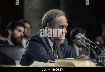 Le juge Robert Bork candidat témoigne d'une deuxième journée au cours des audiences du Comité judiciaire du Sénat pour la confirmation de sa nomination comme juge de la Cour suprême des Etats-Unis Banque D'Images