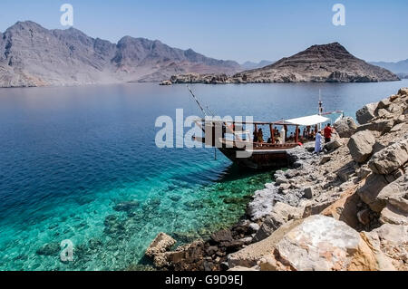 Un boutre arabe typique de touristes amarre en Telegraph Island dans le Fjord de péninsule de Musandam, Sultanat d'Oman. Banque D'Images