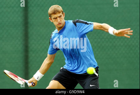 Max Mirnyi de Biélorussie en action contre Alex Bogdanovic de Grande-Bretagne pendant les journées portes ouvertes de la lettre rouge au centre de tennis de la ville de Nottingham, à Nottingham. Banque D'Images