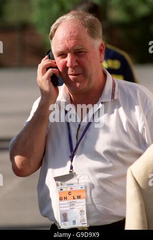 Football - Euro 2000 - Groupe C - Norvège / Yougoslavie.Craig Brown, directeur écossais, sur son téléphone mobile Banque D'Images