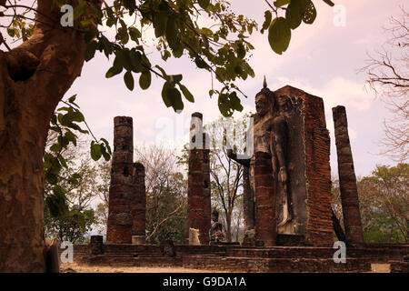 Le Wat Saphan Hin Temple au parc historique de Sukhothai dans la Provinz Sukhothai dans le nord de Bangkok en Thaïlande, l'Afrique Banque D'Images