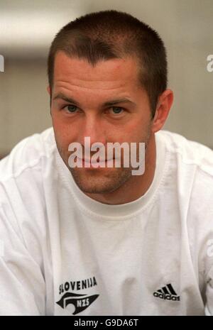 Football - Euro 2000 - Groupe C - Slovénie / Espagne. Dejan Nemec, Slovénie Banque D'Images