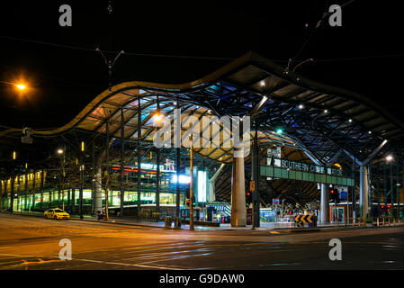 La gare de Southern Cross en extérieur centre de Melbourne Australie pendant la nuit Banque D'Images